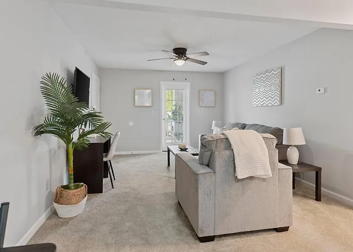 Modern King With Private Patio, Near Hospitals & State Fairgrounds * Springfield