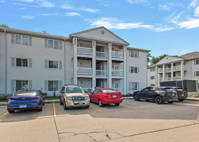 Modern King With Private Patio, Near Hospitals & State Fairgrounds Apartment Springfield